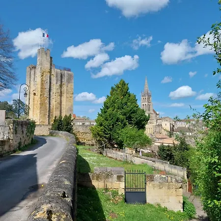 Hôtes De Ii *